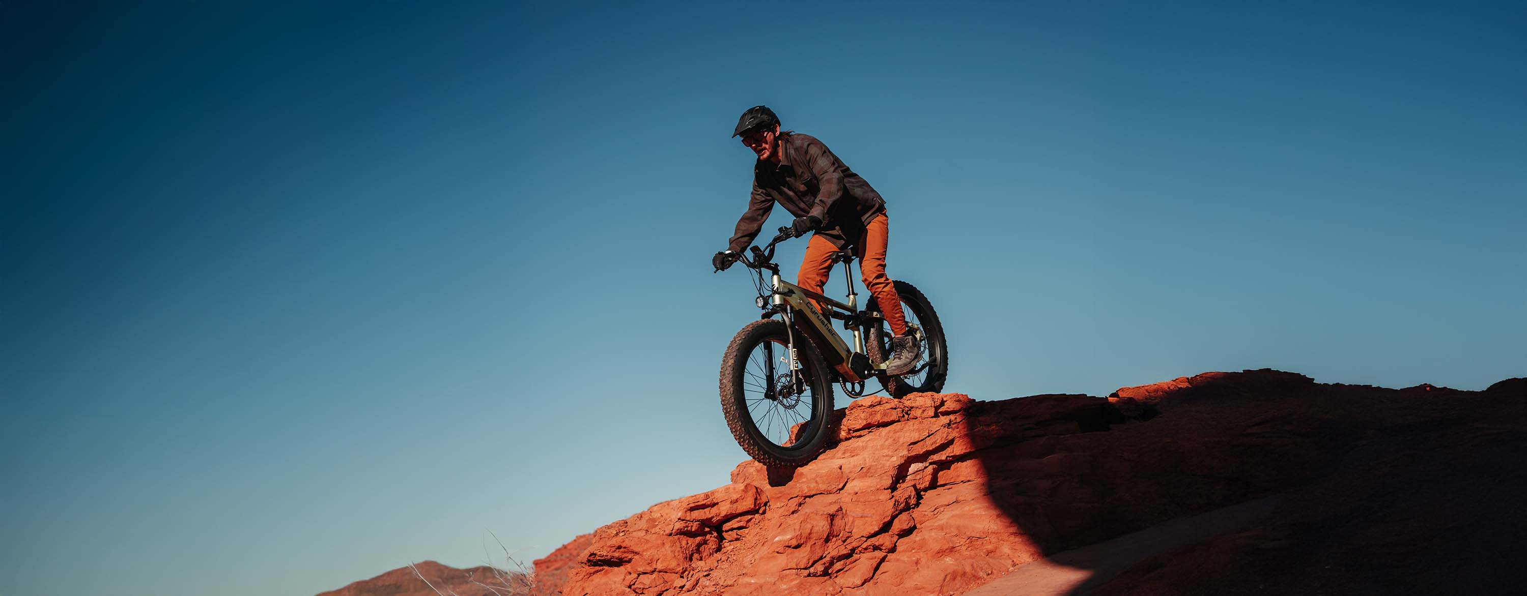 Viaggia più lontano, esplora di più.